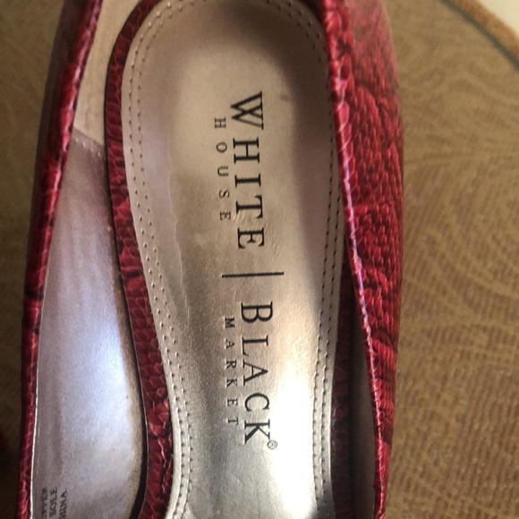 WHite House /Black market Deep red reptile print Pumps - Picture 4 of 6